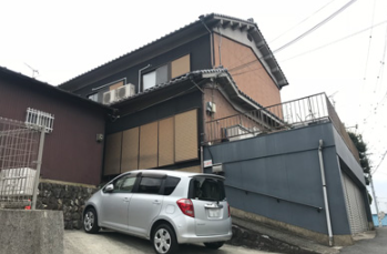 経年劣化で色あせた外壁。ビフォーの写真。