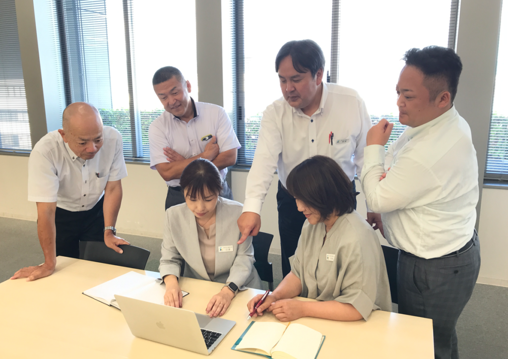 橿原市のリフォーム会社スタッフが施工内容を真剣に打ち合わせている様子。お客様のご要望に真摯に向き合う姿勢が伝わるワンシーン。