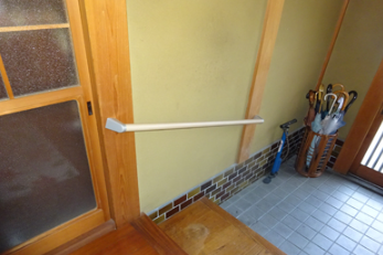 玄関(室内)に手摺りを設置した施工事例