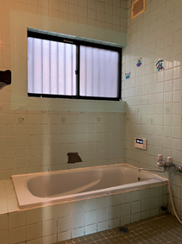 葛城市での浴室リフォーム施工前。タイル張りの浴室で冬は寒く、窓が大きい在来浴室の様子。