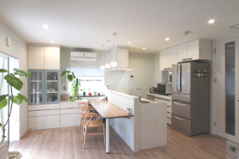 橿原市で家族の暮らしを見据えてリフォームした明るい対面式キッチンとダイニング空間