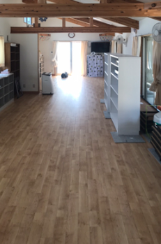 橿原市の児童クラブで床リフォームを実施。滑りにくく安全なクッションフロアに変更した内装施工事例