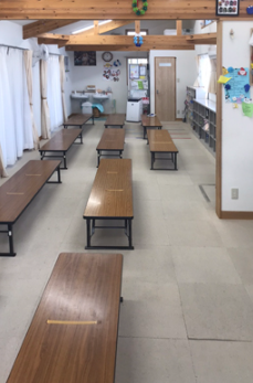 杉板の床で、子供達が滑って危険で困っていた