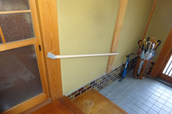 橿原市で進むバリアフリーリフォーム。段差のない玄関と手すり付きの廊下で安心して暮らせる住まい