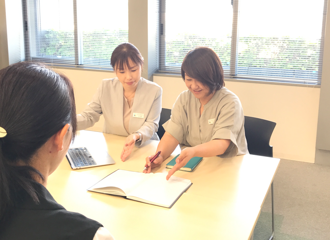 リフォーム相談を受けるアドバイザーとお客様