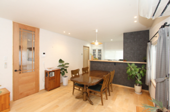 橿原市でリフォームを行い、明るく快適になったリビングの様子