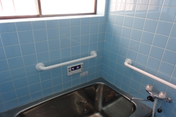 転倒防止のために手摺を設置した浴室の写真。