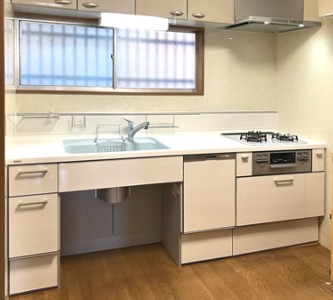 香芝市のキッチン施工事例、シンク下がオープンになってるキッチン。